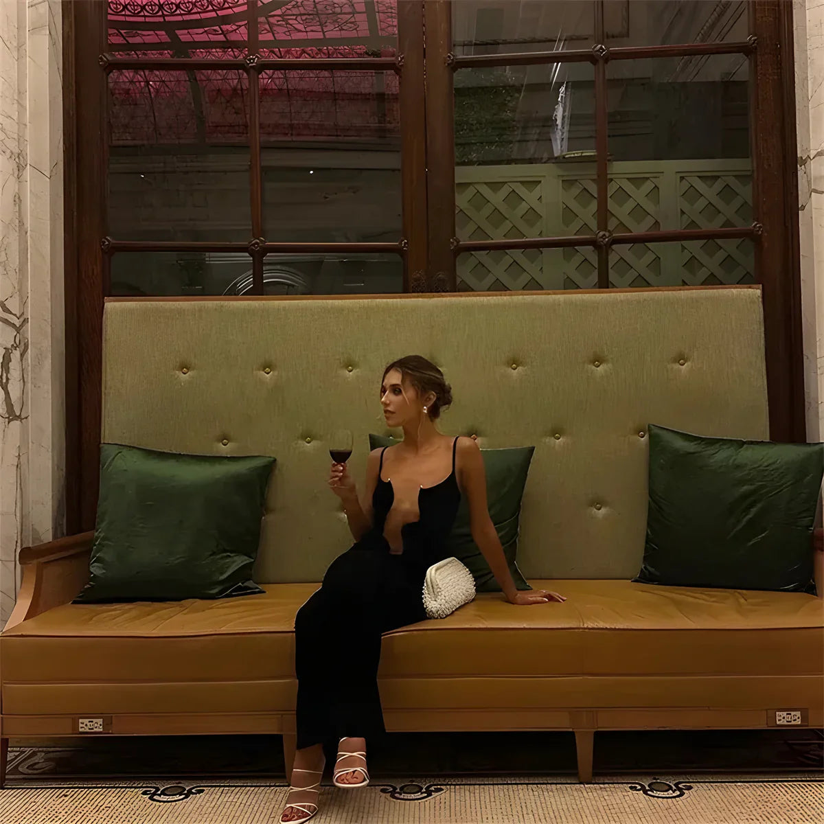 VESTITO CON SCOLLATURA CENTRALE